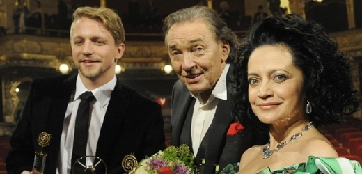 Zpěvák roku 2012 Tomáš Klus, druhý Karel Gott a zpěvačka roku Lucie Bílá.