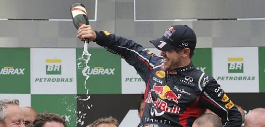 Trojnásobný mistr světa formule 1 Sebastian Vettel při oslavách nešetřil šampaňským.