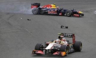 Kolizi se nevyhnul ani druhý pilot stáje Red Bull Mark Webber.