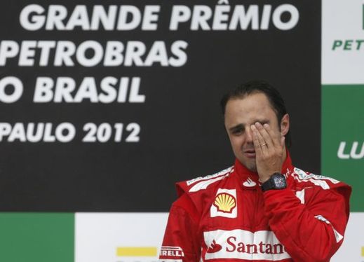 Dojatý domácí jezdec Filipe Massa při vyhlášení.
