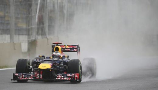 Vettelovu cestu za třetím titulem v kariéře nezkazil ani prudký déšť.