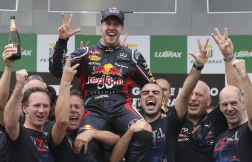 Tým Red Bull slaví velký triumf Sebastiana Vettela.