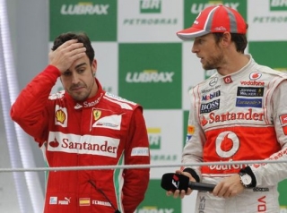 Při slavnostním vyhlašování neměl Fernando Alonso z druhého místa radost.