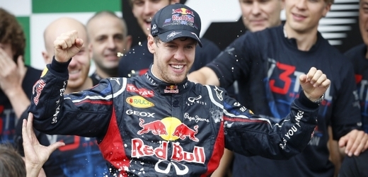Sebastian Vettel při oslavách triumfu s týmovými kolegy.