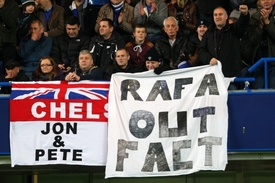 Mnoho transparentů na stadionu Stamford Bridge neslo jasné poselství. Benítez není v Chelsea vítán.