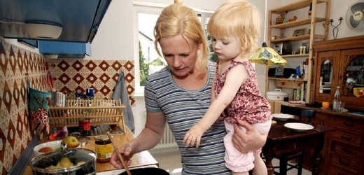 Německá vláda chce současně finančně motivovat ženy, aby s malými dětmi zůstávaly doma i aby se co nejdříve vrátily do práce (ilustrační foto).
