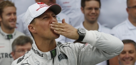 Sbohem! Legendární Michael Schumacher se s kokpitem F1 loučí.