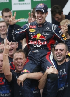 Sebastian Vettel slaví svůj třetí titul v řadě.