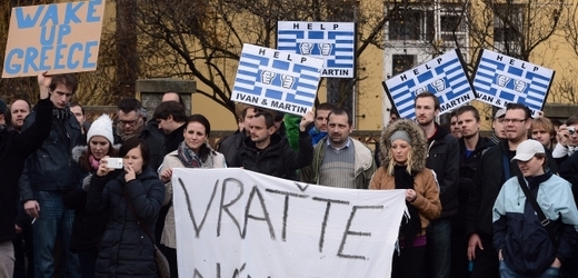 Před řeckou ambasádou v Praze se demonstrovalo na podporu dvou Čechů zadržených v zemi kvůli údajné špionáži.