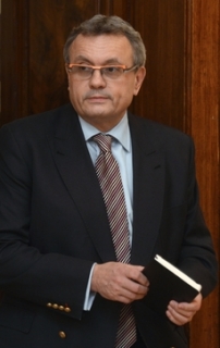 Jeden z vyřazených kandidátů, někdejší člen KSČ Vladimír Dlouhý, již potvrdil, že se obrátí na NSS.