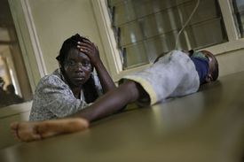 Dítě nemocné malárií v Keni.