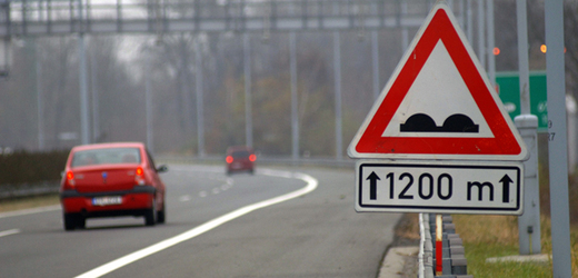Upozornění na zvlněný úsek dálncie D47 u Ostravy.