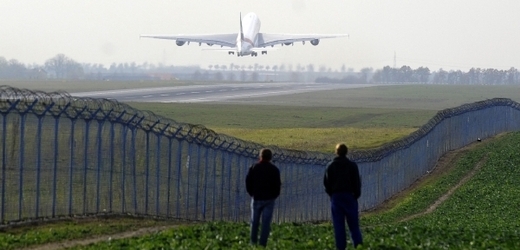 Dva deportovaní cizinci se pokusili při mezipřistání o útěk (ilustrační foto).