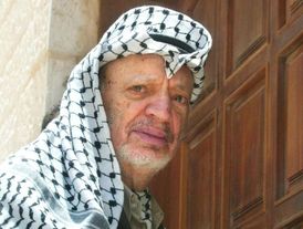 Arafat před svým domem v Ramalláhu.