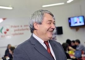 Poslance, kteří musejí zaplatit pokutu, zastupoval Vojtěch Filip, předseda KSČM.