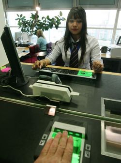 Zjišťování biometrických údajů na britské ambasádě v Moskvě.