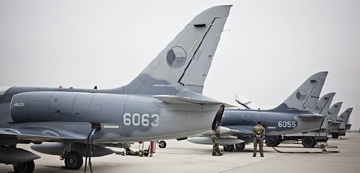 Armáda před lety koupila 72 podzvukových bitevníků L-159. Piloti ovšem létají jen na části z nich. Obrana proto platí Aeru za uskladnění nepoužívaných kusů (ilustrační foto). 