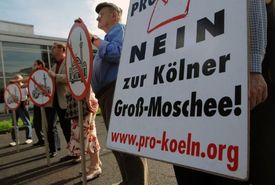 Protest proti stavbě Velké mešity v Kolíně nad Rýnem.