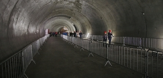Po dokončení tunelového komplexu Blanka hrozí, že ulicí V Holešovičkách budou jezdit desetitisíce aut denně (ilustrační foto). 