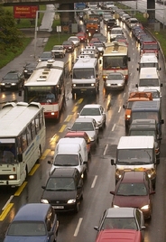 Už nyní projede denně ulicí V Holešovičkách asi 60 tisíc aut. Po dokončení Blanky by se jejich počet mohl přiblížit stovce tisíc (ilustrační foto).