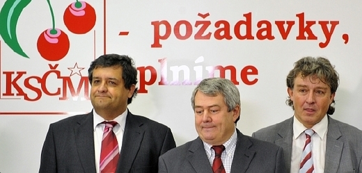 Zleva kandidát na senátora Petr Šimůnek, předseda KSČM Vojtěch Filip a místopředseda strany Jiří Dolejš na tiskové konferenci své strany po oznámení výsledků druhého kola senátních voleb 20. října.