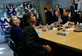 Riceová (vlevo vpředu) vedle stávající šéfky diplomacie USA Clintonové.