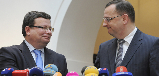Alexandr Vondra (vlevo) oznámil svou rezignaci na tiskové konferenci. Vpravo premiér Petr Nečas.