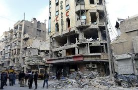 Bombardováním zničený dům u nemocnice v Aleppu.