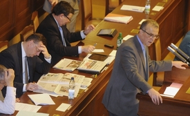 Miroslav Kalousek na mimořádné schůzi Poslanecké sněmovny, při které se projednává návrh státního rozpočtu na příští rok.