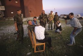 Bosenskosrbský generál Ratko Mladič v rozhovoru s novinářem z Bělehradu. Hora Igman roku 1993.
