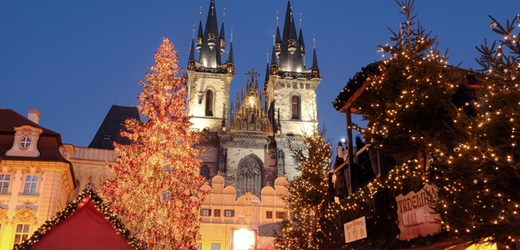 Staroměstské náměstí každoročně ožívá vánočními trhy. Na fotografii loňská podoba náměstí.