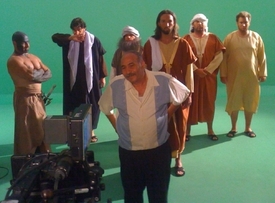 Producent filmu Mark Basseley Youssef s herci ve studiu.