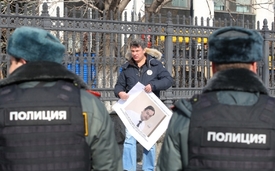 Opoziční vůdce Boris Němcov demonstruje proti zametání Magnistkého smrti pod koberec.