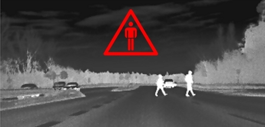 Asistenční systém upozorňuje, že před vozem jsou chodci.