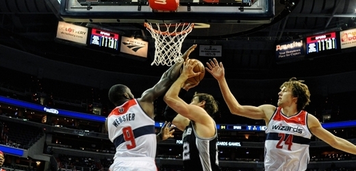 Basketbalisté Washingtonu Wizards se na třináctý pokus dočkali premiérové výhry v letošním ročníku NBA.