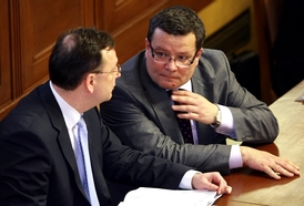 Alexandr Vondra (vpravo) se s premiérem na své rezignaci dohodl už těsně po volbách, s oznámením však chtěli počkat.