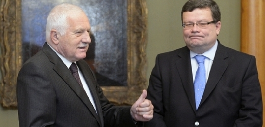 Václav Klaus (vlevo) přijal ve čtvrtek rezignujícího ministra obrany Alexandra Vondru.