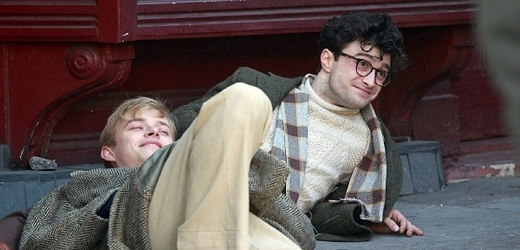 Dane De Haan a Daniel Radcliffe při natáčení snímku Kill Your Darlings.