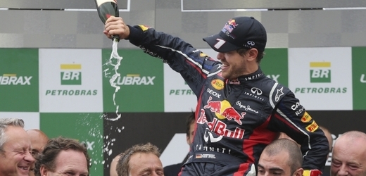 Sebastian Vettel a mistrovské šampaňské. Naruší Ferrari tuhle idylku? 