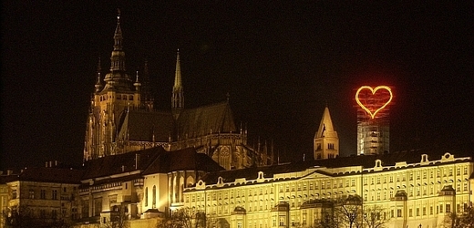 Neonové srdce na jižní věži baziliky svatého Jiří na Pražském hradě, kde zářilo od 17. listopadu 2002 na pomyslnou rozloučenou s Václavem Havlem končícím v úřadě prezidenta.