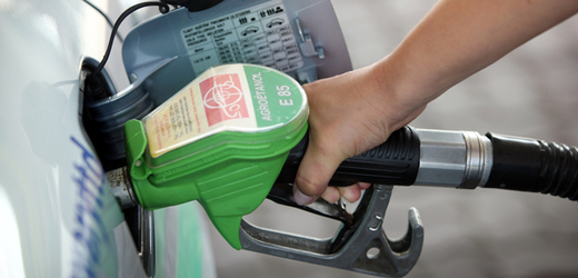 Cena benzinu v Česku klesla.