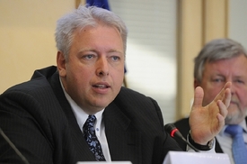 Stínový ministr dopravy Milan Chovanec (ČSSD) navrhuje v rámci úsporného plánu prodat zbytný majetek, například nepotřebné vagony.