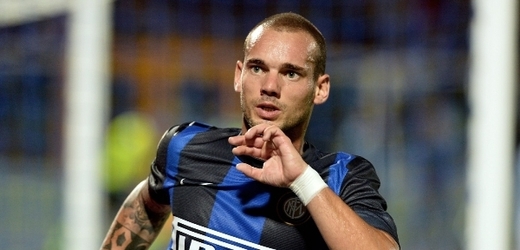 Mezinárodní unie profesionálních fotbalistů zkritizovala zástupce Interu Milán a Athletiku Bilbao za přístup k Wesleymu Sneijderovi (na snímku) a Fernandu Llorentemu. 