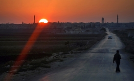 Slunce zapadající nad Idlibem. Boje v Sýrii trvají už téměř dva roky.