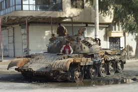 Zničené tanky slouží v Sýrii jako prolézačky.