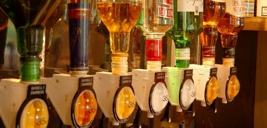 Pouze 18 procent lidí považuje konzumaci rozlévaného tvrdého alkoholu v restauraci či baru za bezrizikovou (ilustrační foto).
