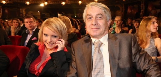 Iveta Bartošová (na snímku s přítelem a manažerem Josefem Rychtářem). 