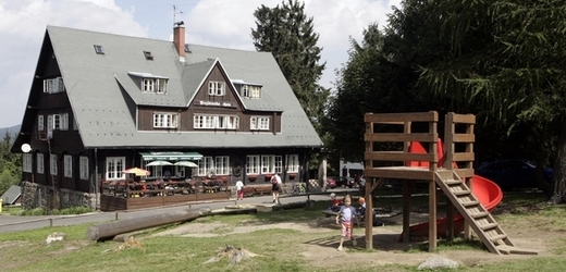 Prezidentská chata nad Bedřichovem, oblíbený cíl běžkařů, cyklistů i rodin s dětmi.