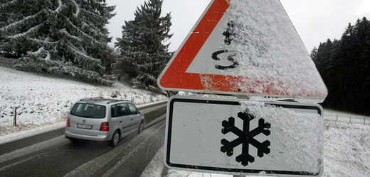 Meteorologové varují před náledím na silnicích (ilustrační foto).