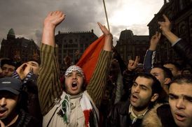 Muslimové protestují v centru Amsterdamu.